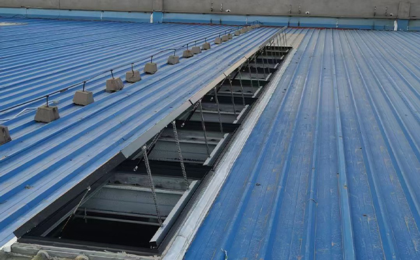 某城市大型商业综合体中庭雄关区排烟窗工程