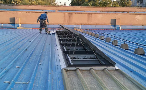 某区域性物流仓储中心雄关区排烟窗系统安装项目